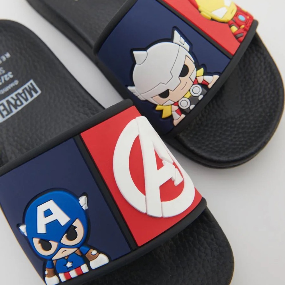 NWT Marvel Avengers Women's Slide Sandal - Picture 2 of 5